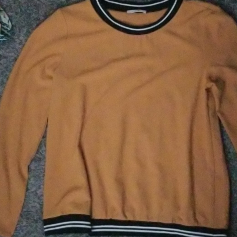 Le Lis mustard colored long sleeve blouse